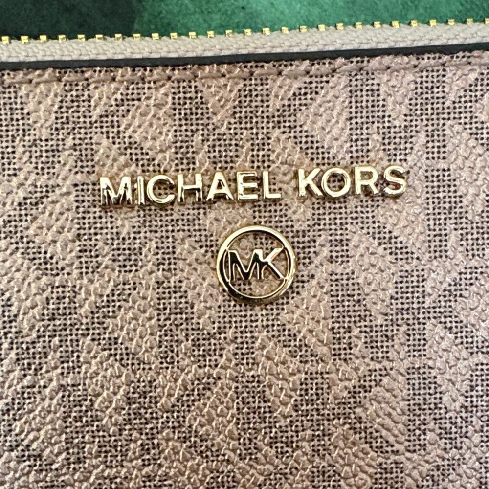 Michael Kors New Jet Set Charm Large Zip Clutch Wristlet.. $89 retail. - Picture 4 of 11
